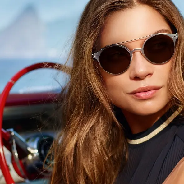 SUR LA ROUTE, QUELLE QUE SOIT LA LUMIÈRE DU JOUR.